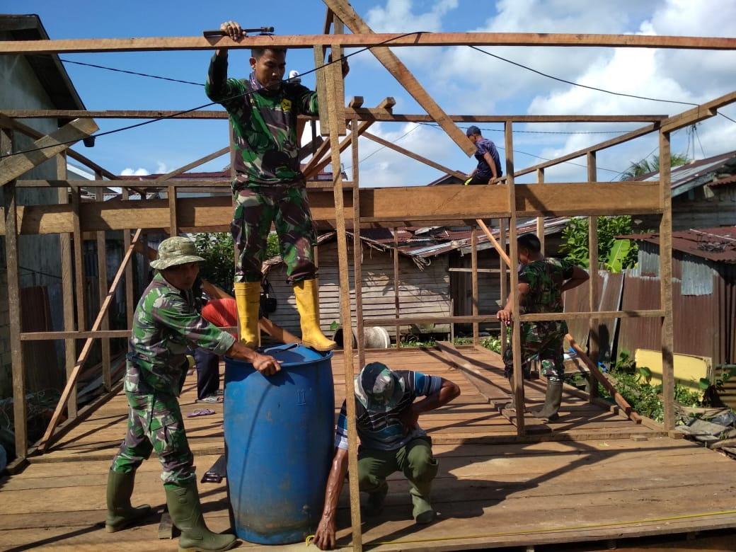 Karya Bakti TNI, Kodim Inhil Gelar Bedah Rumah Warga Kurang Mampu